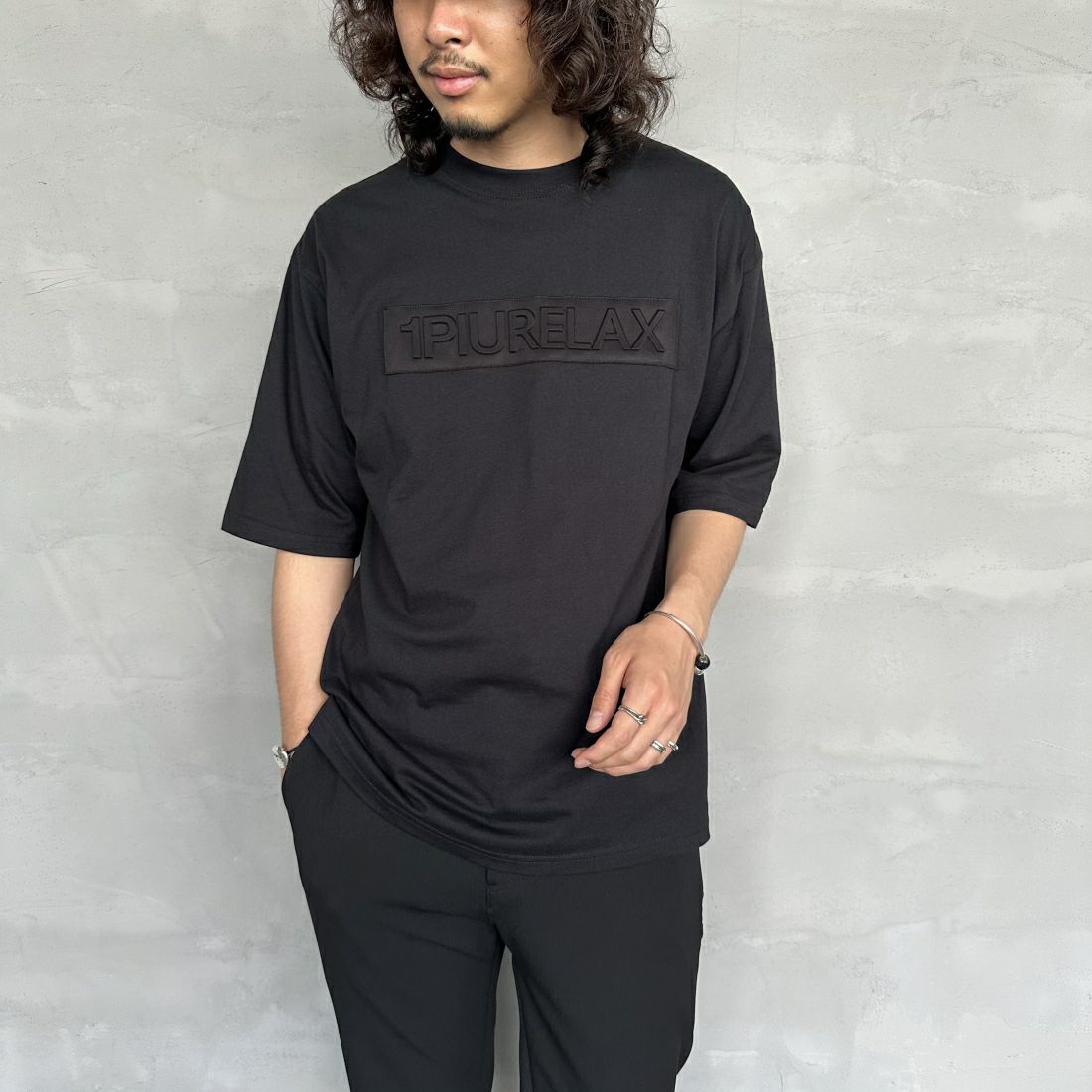 1PIU1UGUALE3 RELAX [ウノ ピゥ ウノ ウグァーレ トレ] 別注 エンボスボックスロゴ ショートスリーブTシャツ [UST-24038IN-JF] BLACK &&モデル身長：173cm 着用サイズ：M&&