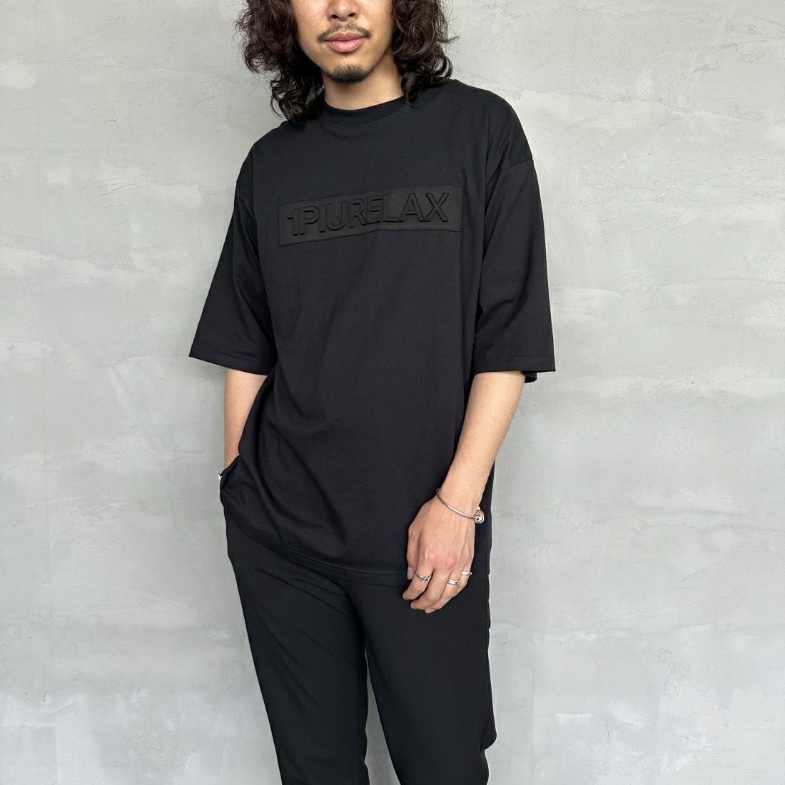 1PIU1UGUALE3 RELAX [ウノ ピゥ ウノ ウグァーレ トレ] 別注 エンボスボックスロゴ ショートスリーブTシャツ [UST-24038IN-JF] BLACK &&モデル身長：173cm 着用サイズ：L&&
