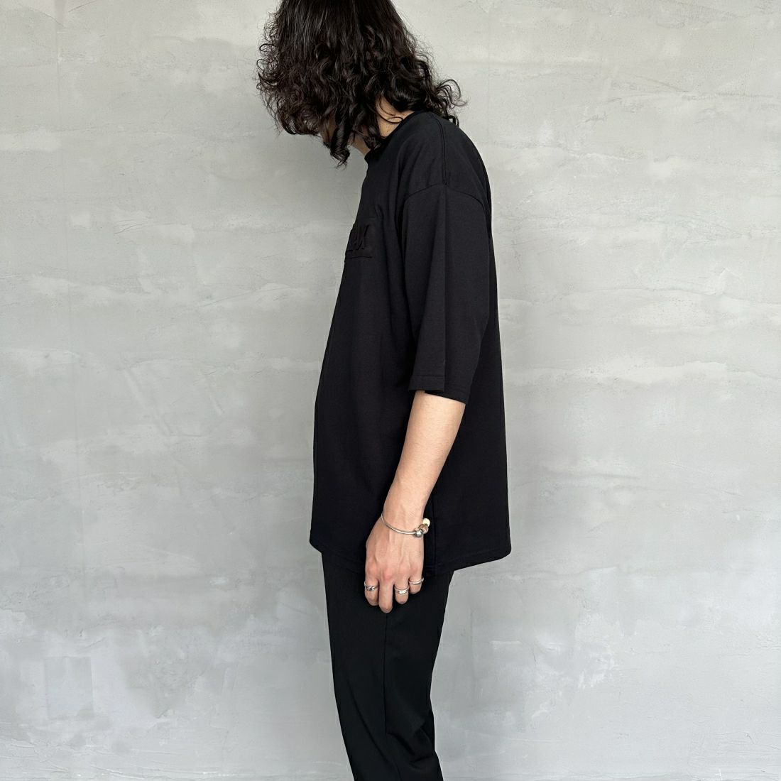 1PIU1UGUALE3 RELAX [ウノ ピゥ ウノ ウグァーレ トレ] 別注 エンボスボックスロゴ ショートスリーブTシャツ [UST-24038IN-JF] BLACK &&モデル身長：173cm 着用サイズ：L&&