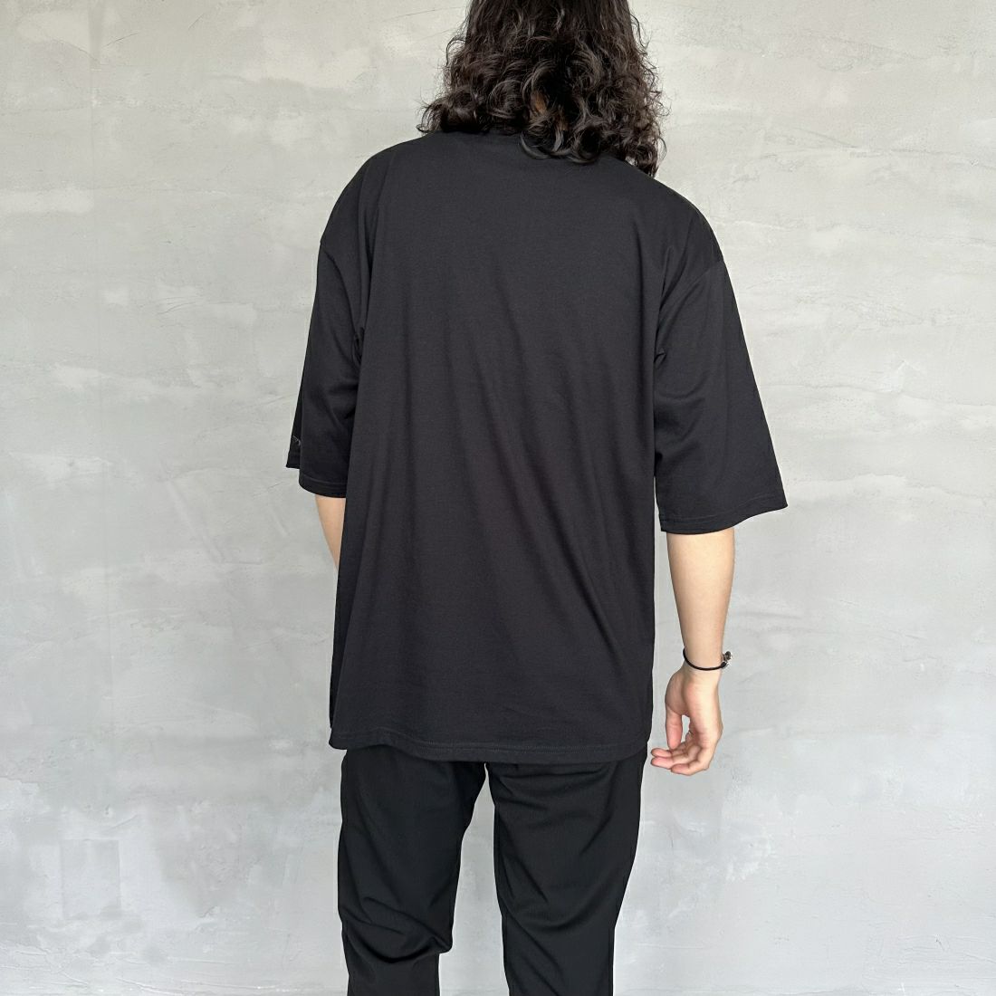 1PIU1UGUALE3 RELAX [ウノ ピゥ ウノ ウグァーレ トレ] 別注 エンボスボックスロゴ ショートスリーブTシャツ [UST-24038IN-JF] BLACK &&モデル身長：173cm 着用サイズ：L&&