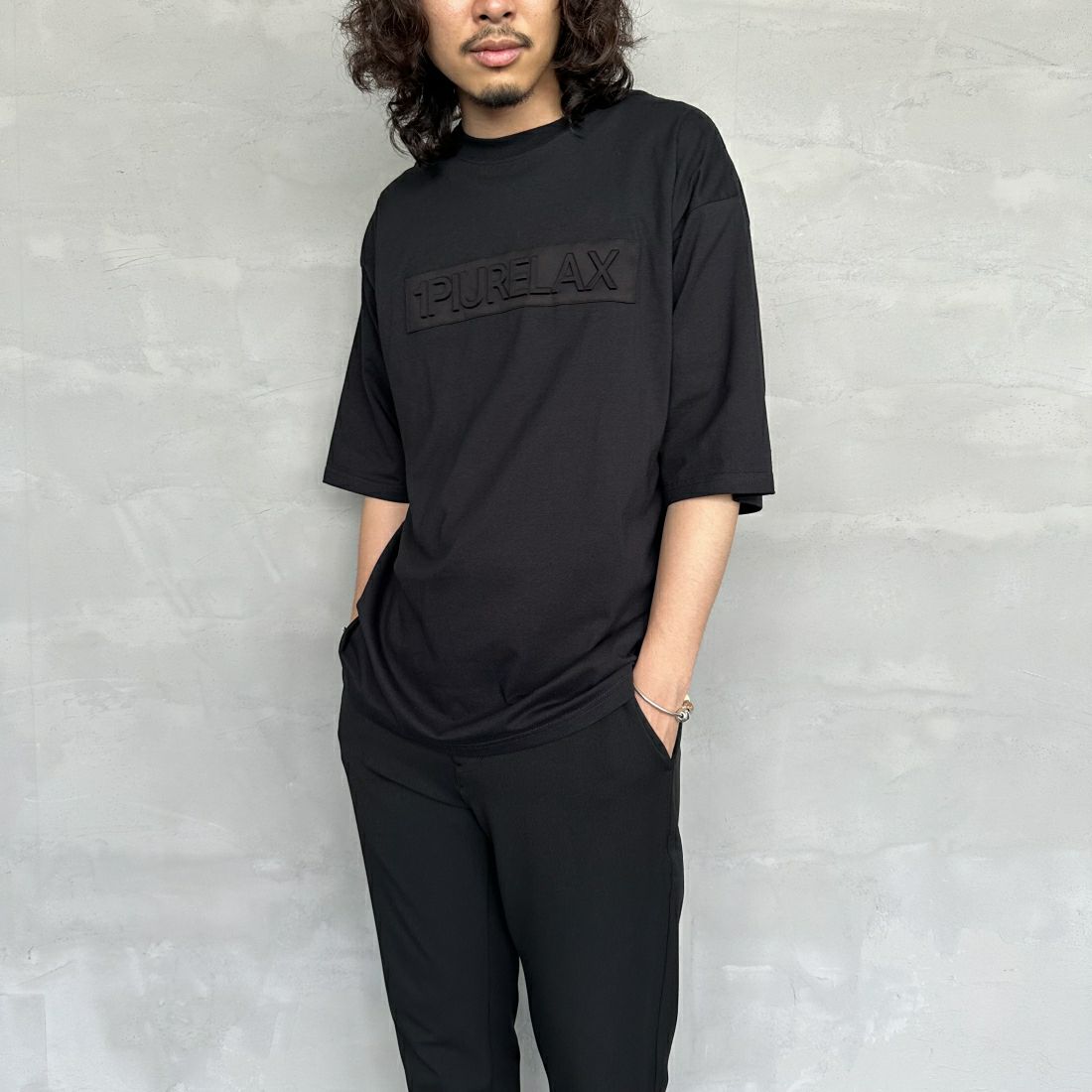1PIU1UGUALE3 RELAX [ウノ ピゥ ウノ ウグァーレ トレ] 別注 エンボスボックスロゴ ショートスリーブTシャツ [UST-24038IN-JF] BLACK &&モデル身長：173cm 着用サイズ：L&&