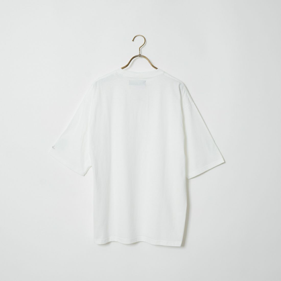 1PIU1UGUALE3 RELAX [ウノ ピゥ ウノ ウグァーレ トレ] 別注 エンボスボックスロゴ ショートスリーブTシャツ [UST-24038IN-JF] WHITE