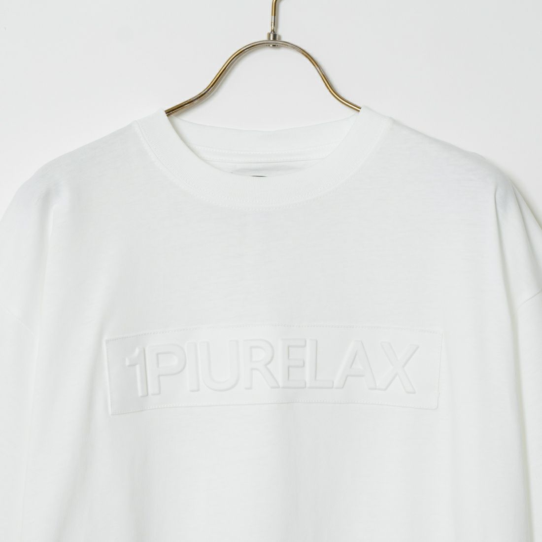 1PIU1UGUALE3 RELAX [ウノ ピゥ ウノ ウグァーレ トレ] 別注 エンボスボックスロゴ ショートスリーブTシャツ [UST-24038IN-JF] WHITE