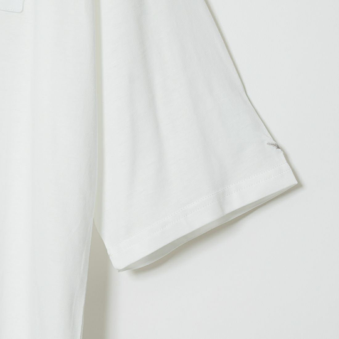 1PIU1UGUALE3 RELAX [ウノ ピゥ ウノ ウグァーレ トレ] 別注 エンボスボックスロゴ ショートスリーブTシャツ [UST-24038IN-JF] WHITE