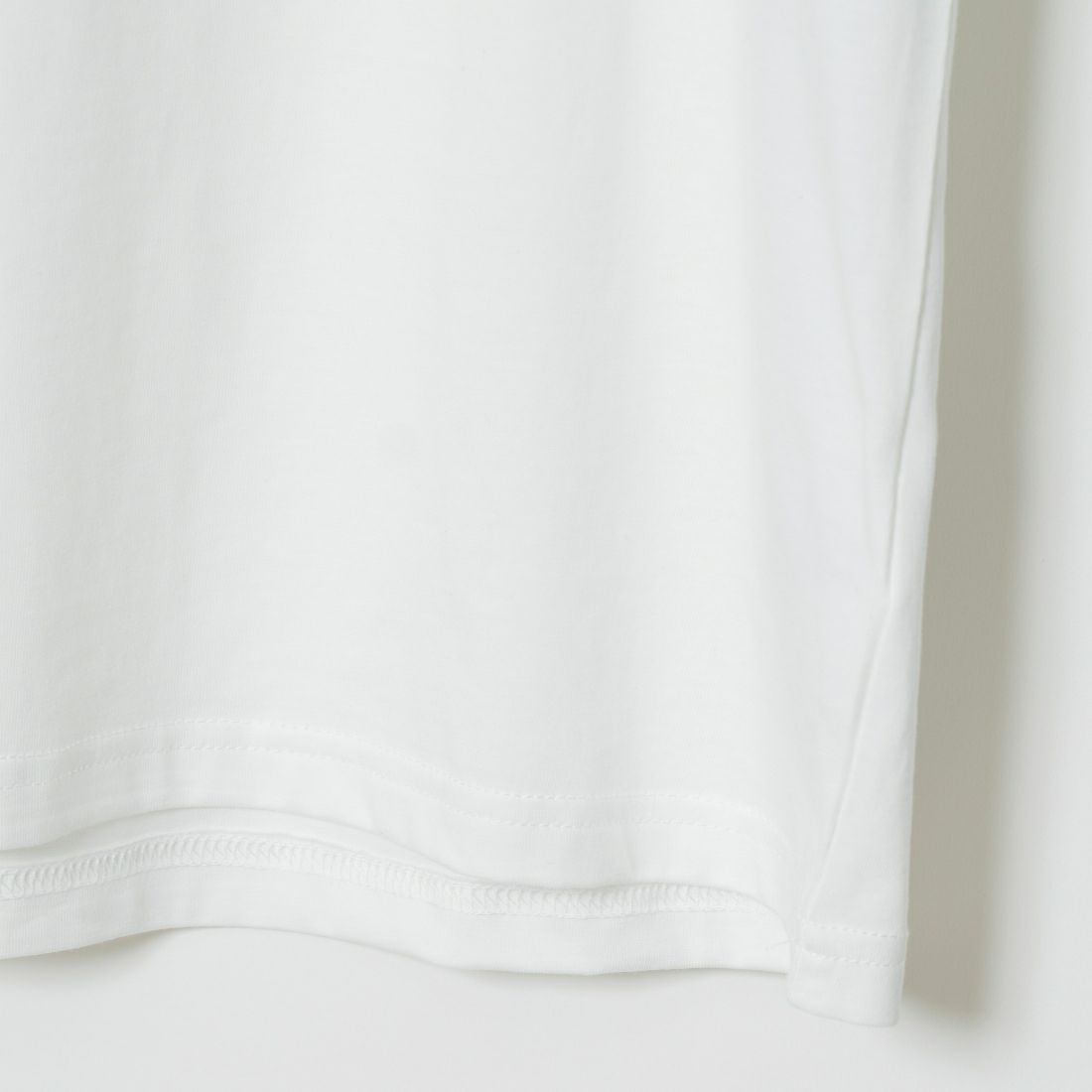 1PIU1UGUALE3 RELAX [ウノ ピゥ ウノ ウグァーレ トレ] 別注 エンボスボックスロゴ ショートスリーブTシャツ [UST-24038IN-JF] WHITE