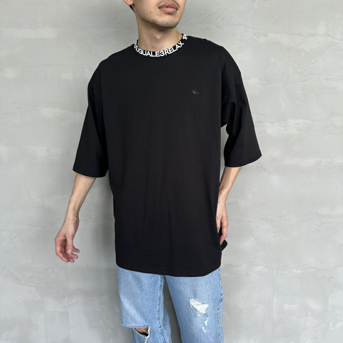 1PIU1UGUALE3 RELAX [ウノ ピゥ ウノ ウグァーレ トレ] 別注 ネックブランドロゴ ショートスリーブTシャツ [UST-24036IN-JF] BLACK &&モデル身長：168cm 着用サイズ：XL&&