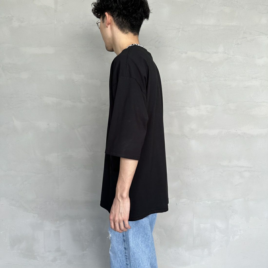 1PIU1UGUALE3 RELAX [ウノ ピゥ ウノ ウグァーレ トレ] 別注 ネックブランドロゴ ショートスリーブTシャツ [UST-24036IN-JF] BLACK &&モデル身長：168cm 着用サイズ：XL&&