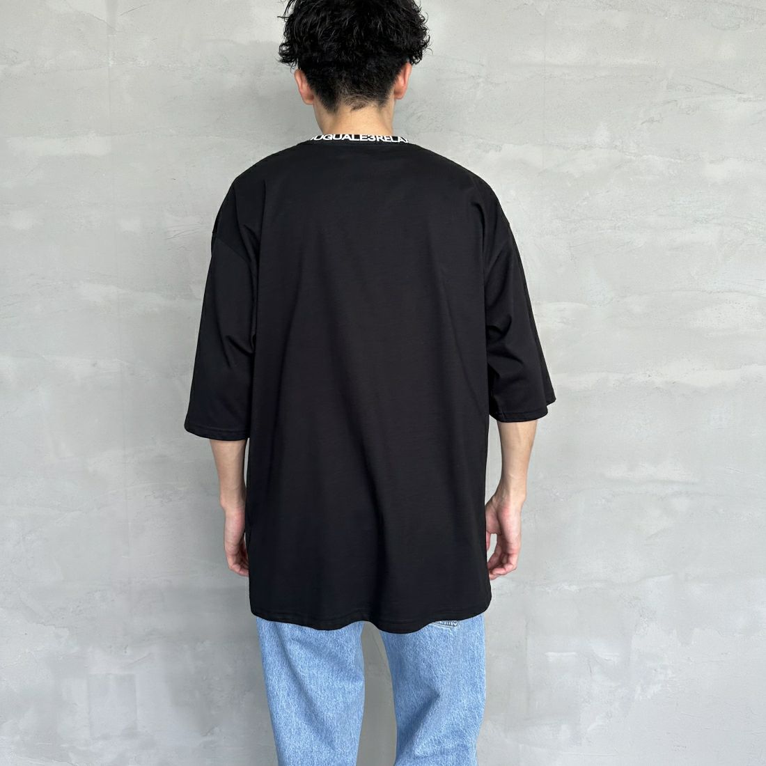 1PIU1UGUALE3 RELAX [ウノ ピゥ ウノ ウグァーレ トレ] 別注 ネックブランドロゴ ショートスリーブTシャツ [UST-24036IN-JF] BLACK &&モデル身長：168cm 着用サイズ：XL&&