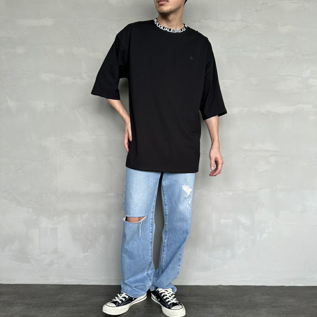 1PIU1UGUALE3 RELAX [ウノ ピゥ ウノ ウグァーレ トレ] 別注 ネックブランドロゴ ショートスリーブTシャツ [UST-24036IN-JF] BLACK &&モデル身長：168cm 着用サイズ：XL&&