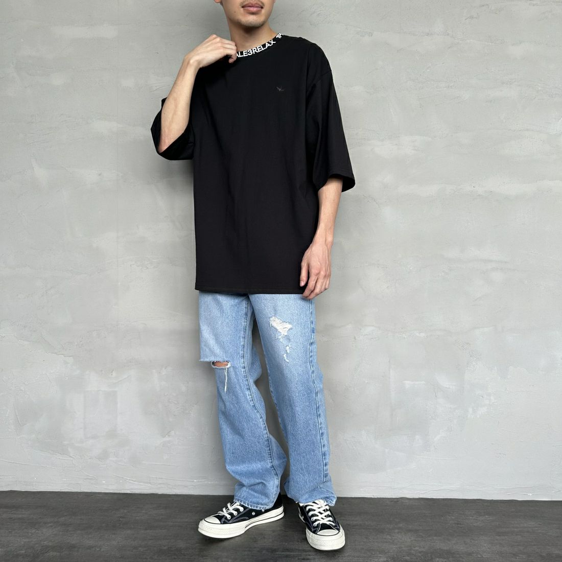 1PIU1UGUALE3 RELAX [ウノ ピゥ ウノ ウグァーレ トレ] 別注 ネックブランドロゴ ショートスリーブTシャツ [UST-24036IN-JF] BLACK &&モデル身長：168cm 着用サイズ：XL&&
