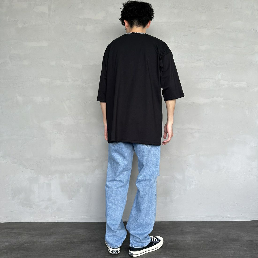 1PIU1UGUALE3 RELAX [ウノ ピゥ ウノ ウグァーレ トレ] 別注 ネックブランドロゴ ショートスリーブTシャツ [UST-24036IN-JF] BLACK &&モデル身長：168cm 着用サイズ：XL&&