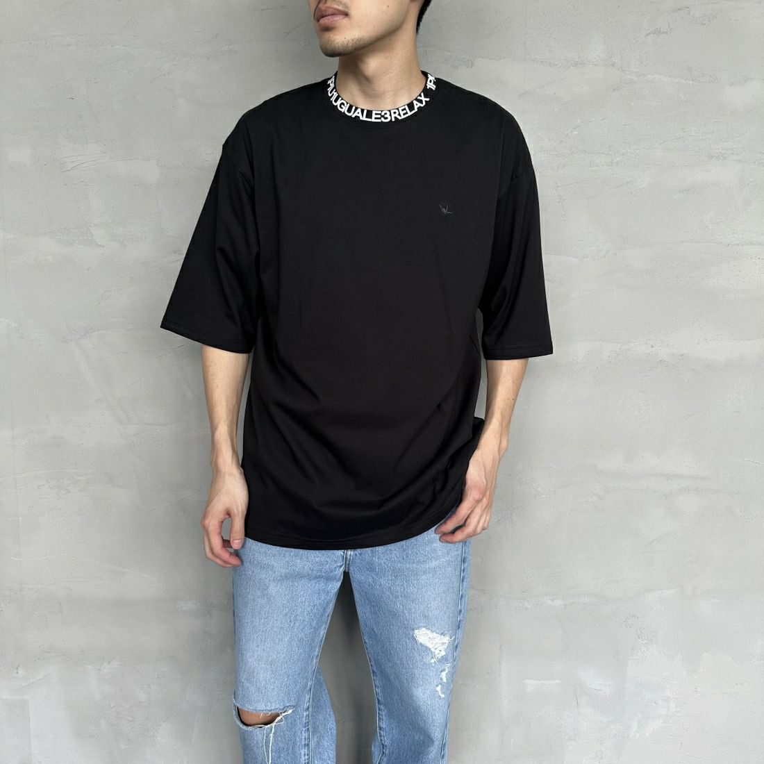 1PIU1UGUALE3 RELAX [ウノ ピゥ ウノ ウグァーレ トレ] 別注 ネックブランドロゴ ショートスリーブTシャツ [UST-24036IN-JF] BLACK &&モデル身長：168cm 着用サイズ：L&&