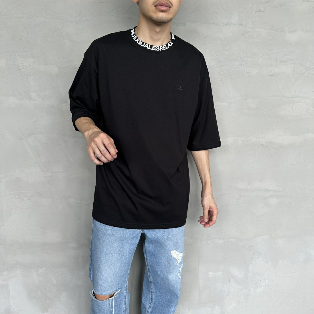 1PIU1UGUALE3 RELAX [ウノ ピゥ ウノ ウグァーレ トレ] 別注 ネックブランドロゴ ショートスリーブTシャツ [UST-24036IN-JF] BLACK &&モデル身長：168cm 着用サイズ：L&&