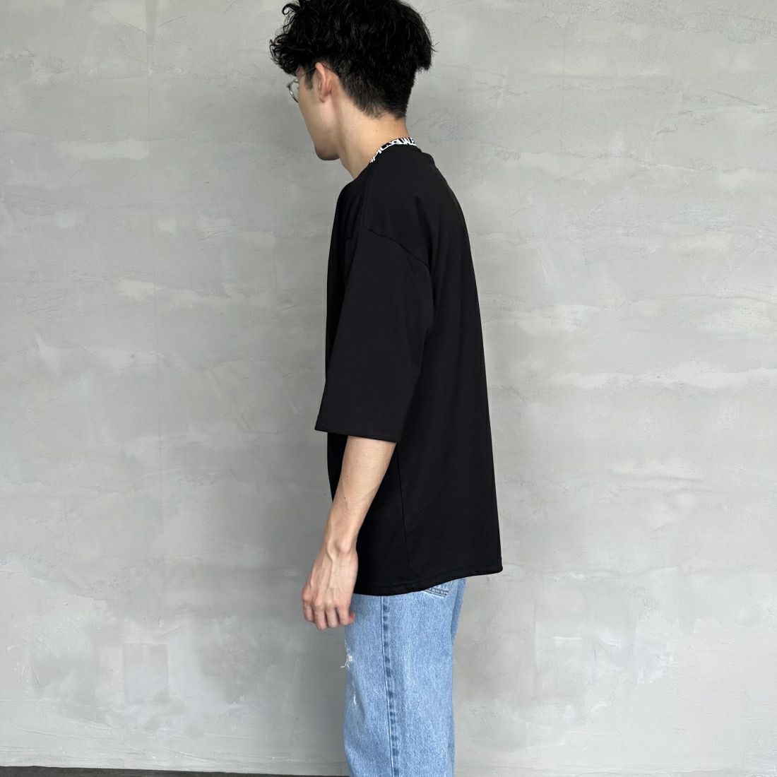1PIU1UGUALE3 RELAX [ウノ ピゥ ウノ ウグァーレ トレ] 別注 ネックブランドロゴ ショートスリーブTシャツ [UST-24036IN-JF] BLACK &&モデル身長：168cm 着用サイズ：L&&