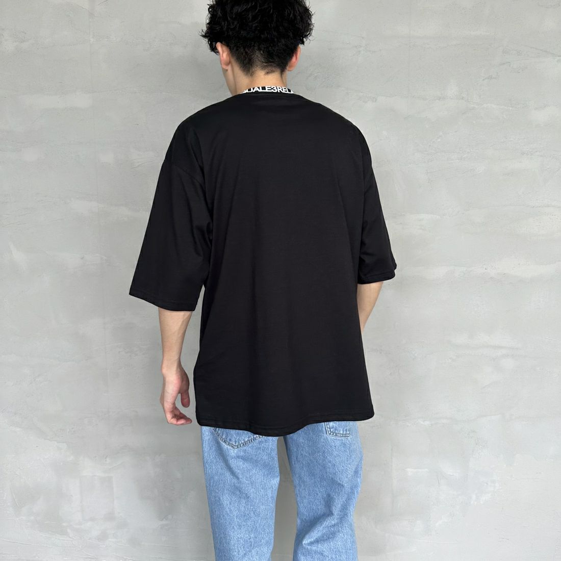 1PIU1UGUALE3 RELAX [ウノ ピゥ ウノ ウグァーレ トレ] 別注 ネックブランドロゴ ショートスリーブTシャツ [UST-24036IN-JF] BLACK &&モデル身長：168cm 着用サイズ：L&&