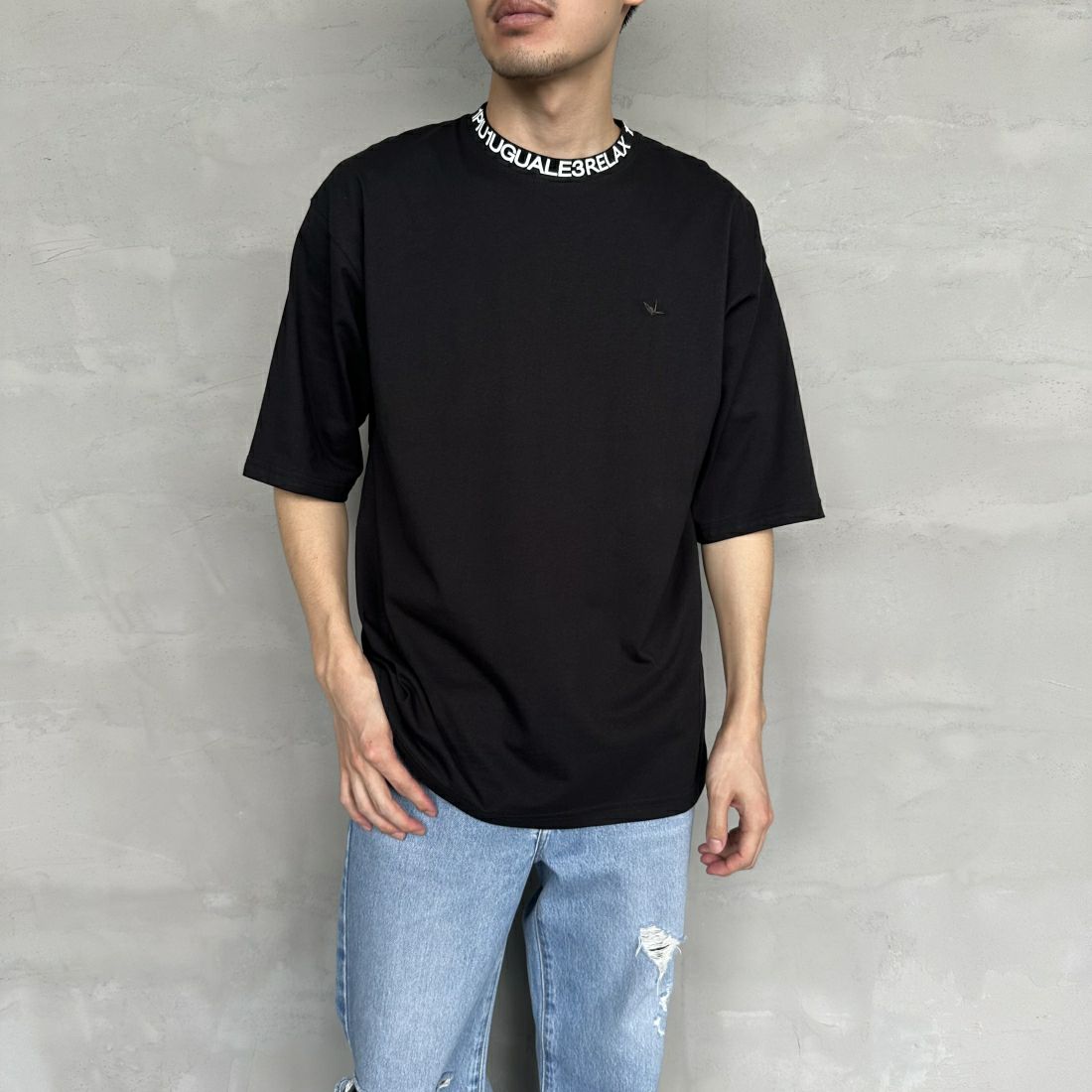1PIU1UGUALE3 RELAX [ウノ ピゥ ウノ ウグァーレ トレ] 別注 ネックブランドロゴ ショートスリーブTシャツ [UST-24036IN-JF] BLACK &&モデル身長：168cm 着用サイズ：M&&