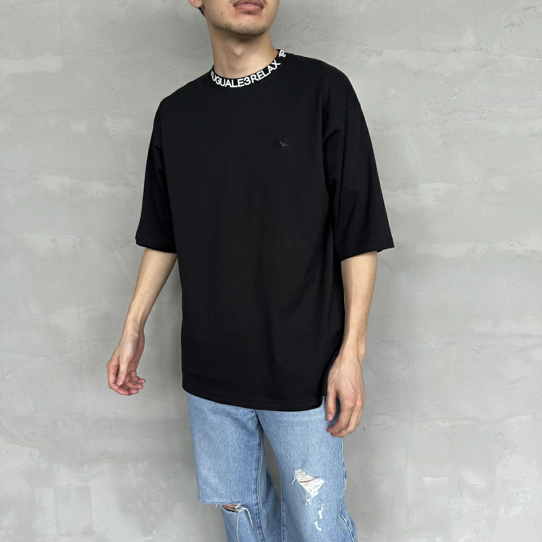 1PIU1UGUALE3 RELAX [ウノ ピゥ ウノ ウグァーレ トレ] 別注 ネックブランドロゴ ショートスリーブTシャツ [UST-24036IN-JF] BLACK &&モデル身長：168cm 着用サイズ：M&&