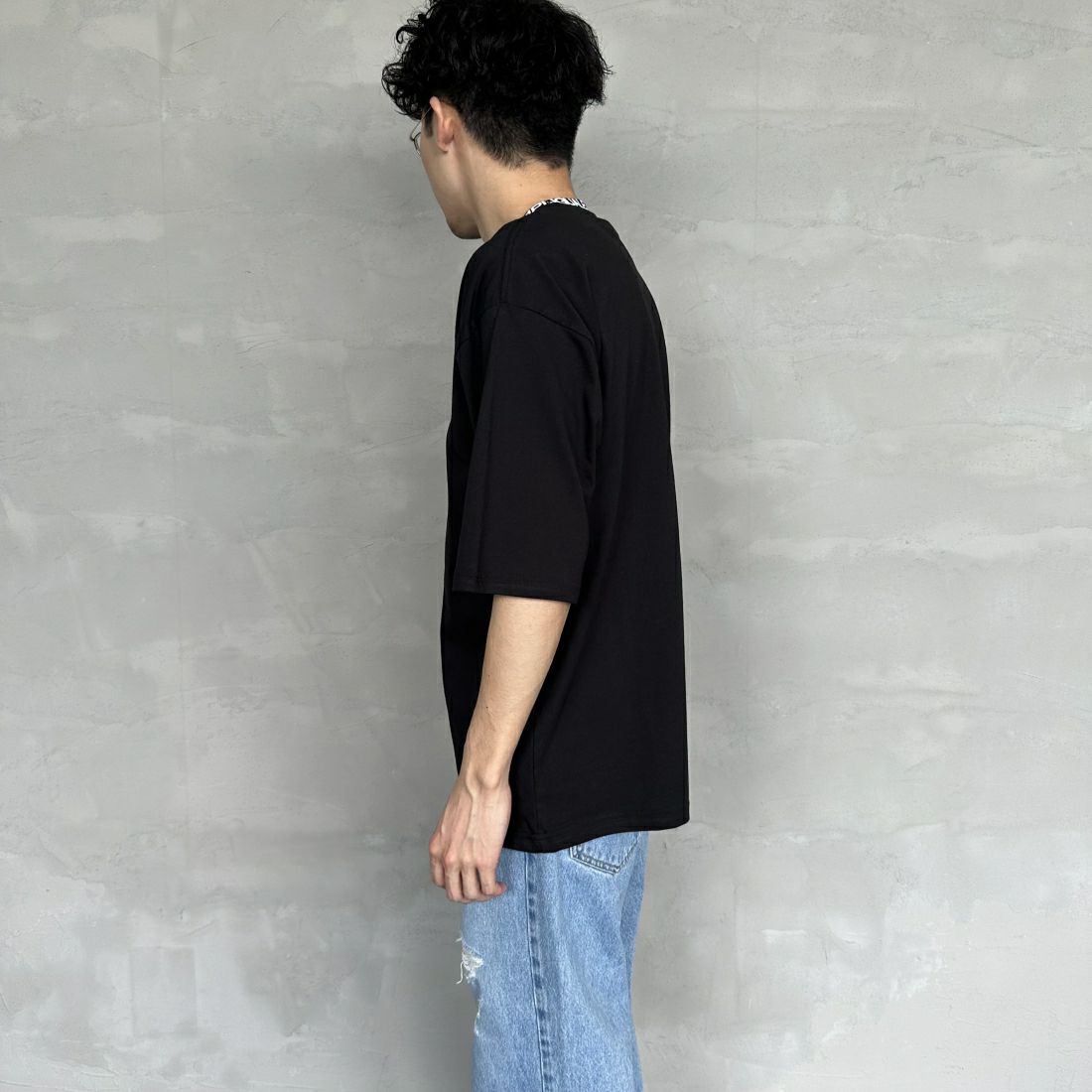 1PIU1UGUALE3 RELAX [ウノ ピゥ ウノ ウグァーレ トレ] 別注 ネックブランドロゴ ショートスリーブTシャツ [UST-24036IN-JF] BLACK &&モデル身長：168cm 着用サイズ：M&&