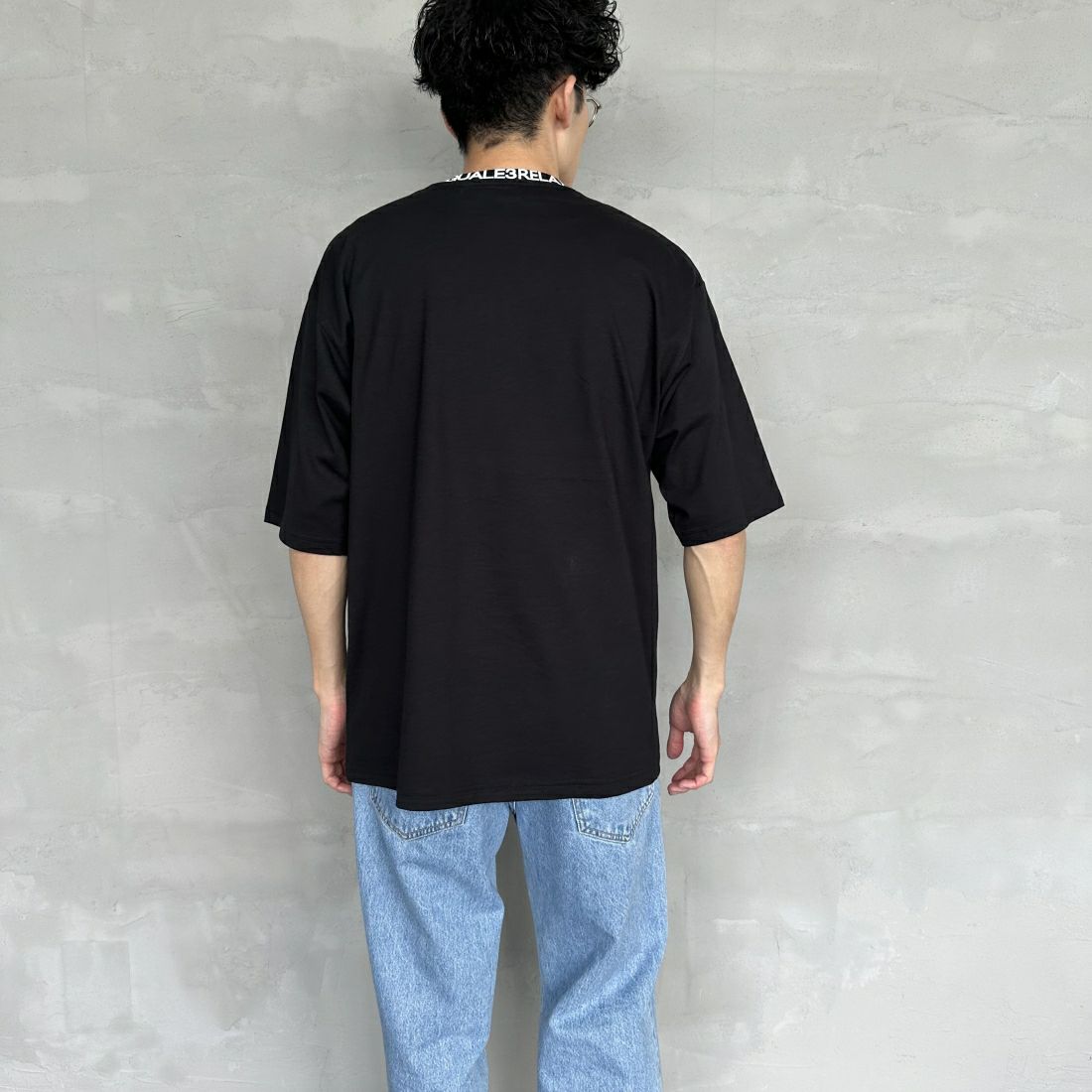 1PIU1UGUALE3 RELAX [ウノ ピゥ ウノ ウグァーレ トレ] 別注 ネックブランドロゴ ショートスリーブTシャツ [UST-24036IN-JF] BLACK &&モデル身長：168cm 着用サイズ：M&&