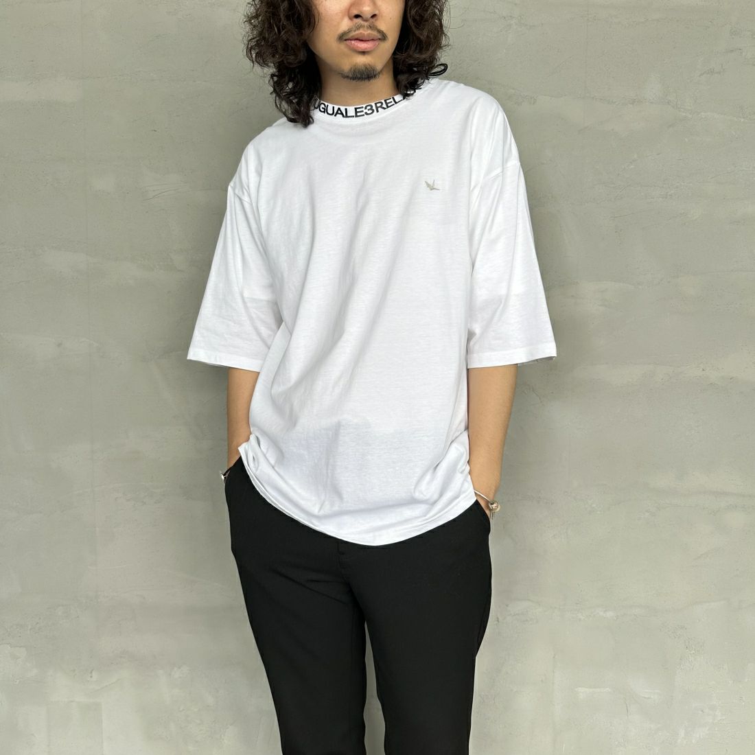 1PIU1UGUALE3 RELAX [ウノ ピゥ ウノ ウグァーレ トレ] 別注 ネックブランドロゴ ショートスリーブTシャツ [UST-24036IN-JF] WHITE &&モデル身長：173cm 着用サイズ：L&&