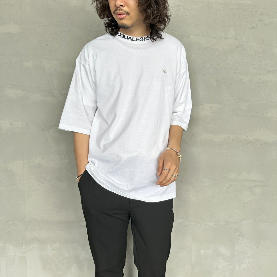 1PIU1UGUALE3 RELAX [ウノ ピゥ ウノ ウグァーレ トレ] 別注 ネックブランドロゴ ショートスリーブTシャツ [UST-24036IN-JF] WHITE &&モデル身長：173cm 着用サイズ：L&&