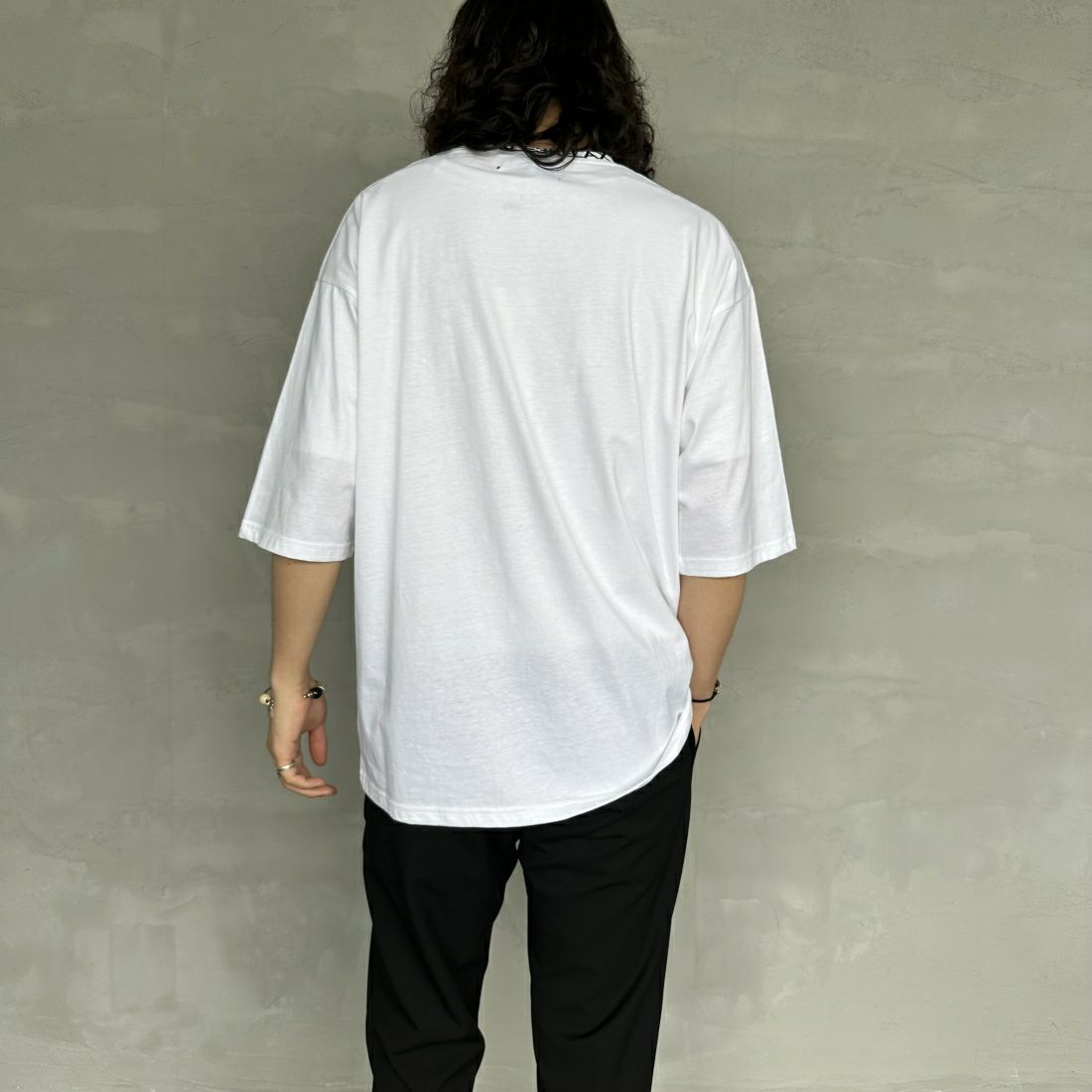1PIU1UGUALE3 RELAX [ウノ ピゥ ウノ ウグァーレ トレ] 別注 ネックブランドロゴ ショートスリーブTシャツ [UST-24036IN-JF] WHITE &&モデル身長：173cm 着用サイズ：L&&
