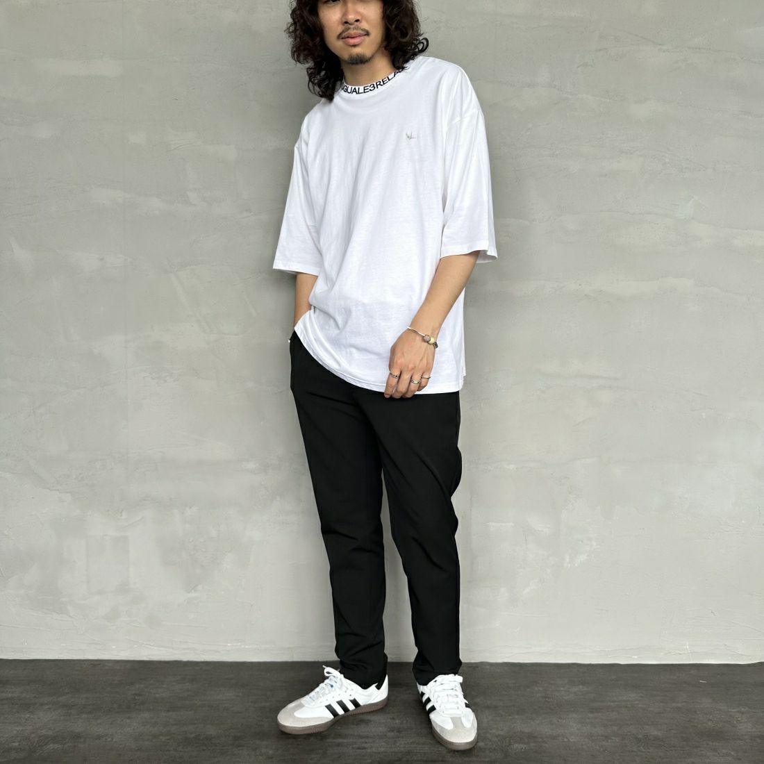 1PIU1UGUALE3 RELAX [ウノ ピゥ ウノ ウグァーレ トレ] 別注 ネックブランドロゴ ショートスリーブTシャツ [UST-24036IN-JF] WHITE &&モデル身長：173cm 着用サイズ：L&&