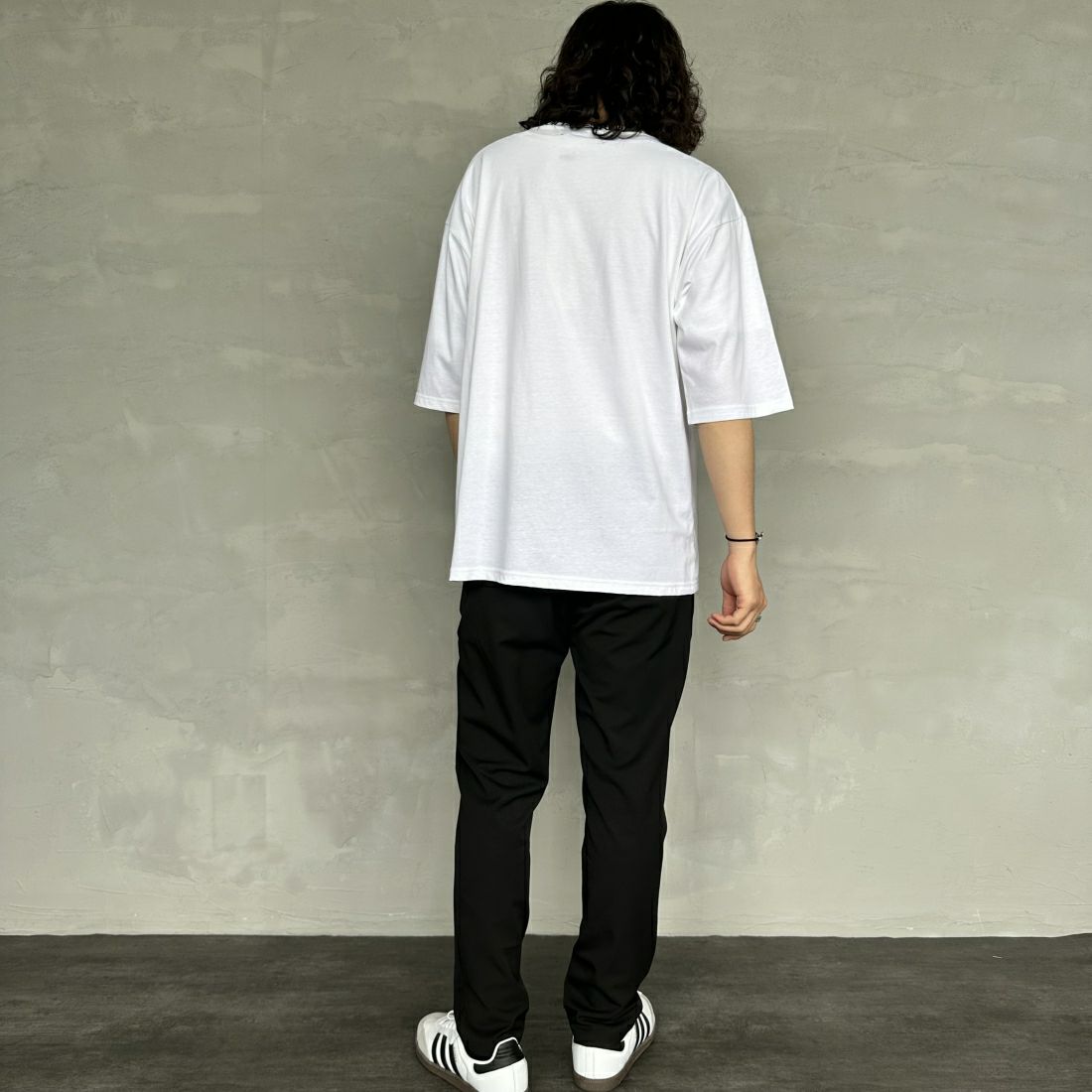 1PIU1UGUALE3 RELAX [ウノ ピゥ ウノ ウグァーレ トレ] 別注 ネックブランドロゴ ショートスリーブTシャツ [UST-24036IN-JF] WHITE &&モデル身長：173cm 着用サイズ：L&&