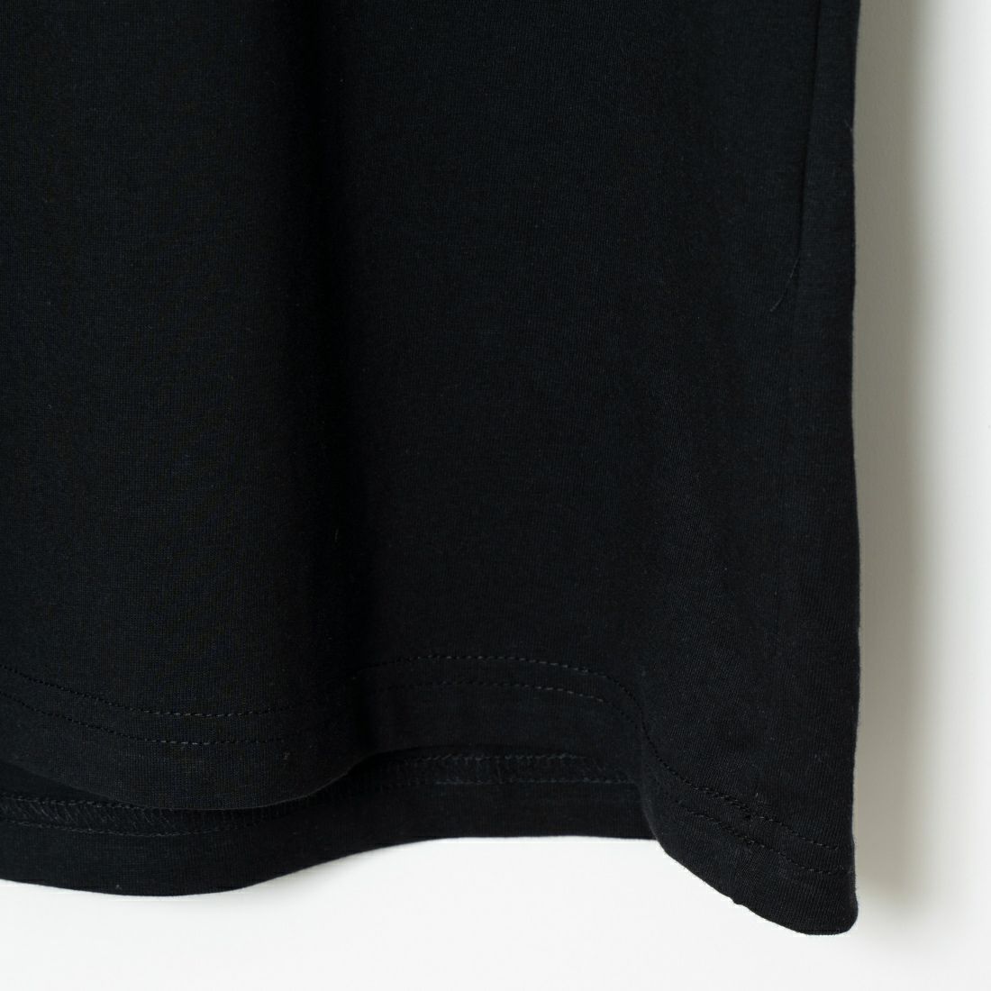 1PIU1UGUALE3 RELAX [ウノ ピゥ ウノ ウグァーレ トレ] 別注 ネックブランドロゴ ショートスリーブTシャツ [UST-24036IN-JF] BLACK