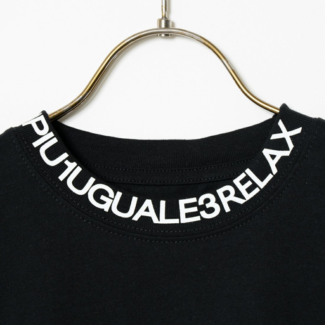 1PIU1UGUALE3 RELAX [ウノ ピゥ ウノ ウグァーレ トレ] 別注 ネックブランドロゴ ショートスリーブTシャツ [UST-24036IN-JF] BLACK