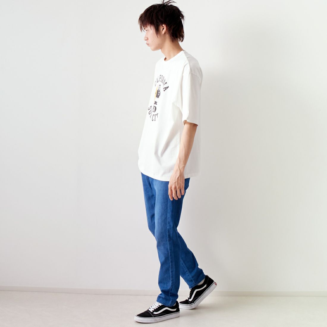 HELLO CALIF [ハローカリフ] 7.1oz天竺プリントTシャツ [HC-242-032] C WHITE &&モデル身長：182cm 着用サイズ：L&&