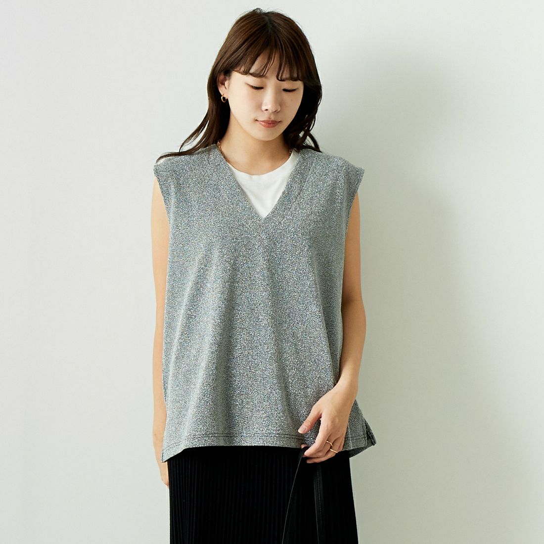 Jf Ready Made [ジェイエフレディメイド] ラメVネックベスト [8546355-01] 19 ｼﾙﾊﾞｰ &&モデル身長：167cm 着用サイズ：F&&