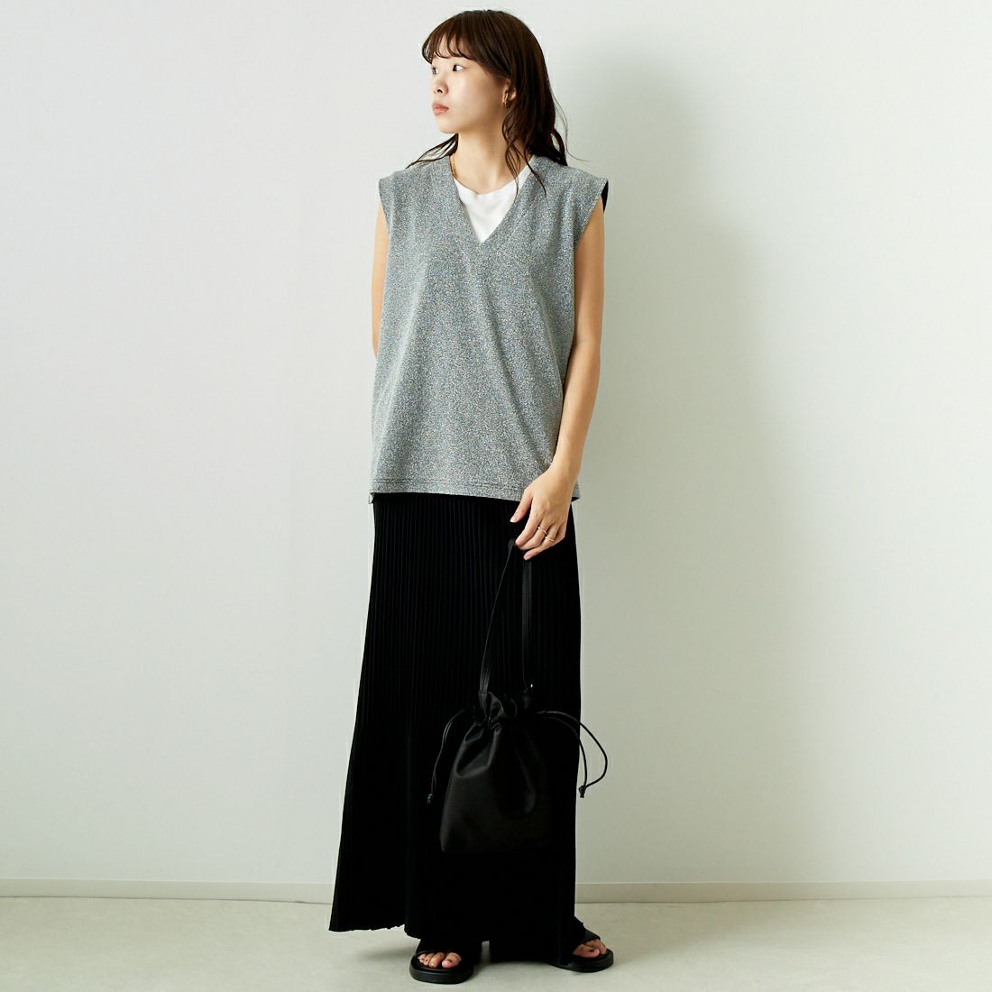 Jf Ready Made [ジェイエフレディメイド] ラメVネックベスト [8546355-01] 19 ｼﾙﾊﾞｰ &&モデル身長：167cm 着用サイズ：F&&