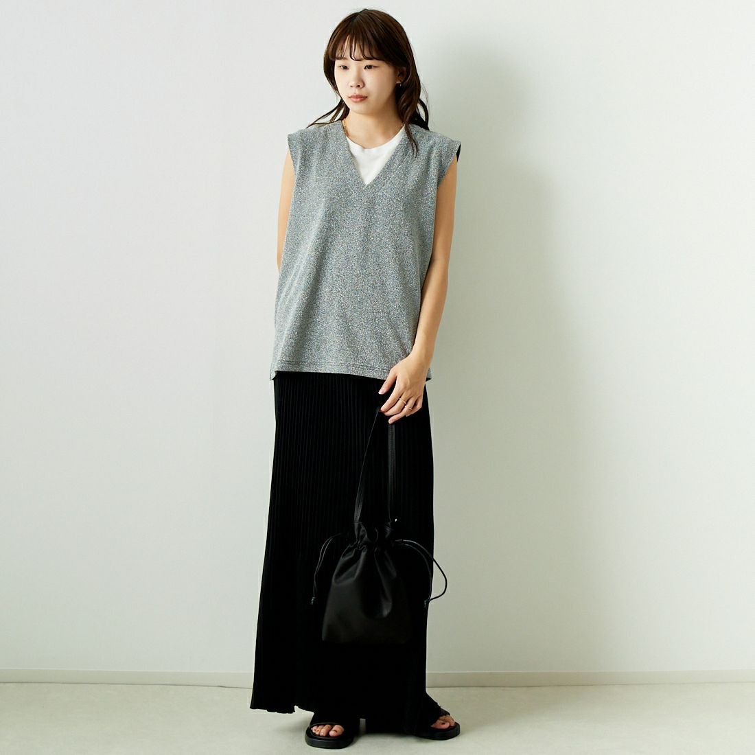 Jf Ready Made [ジェイエフレディメイド] ラメVネックベスト [8546355-01] 19 ｼﾙﾊﾞｰ &&モデル身長：167cm 着用サイズ：F&&