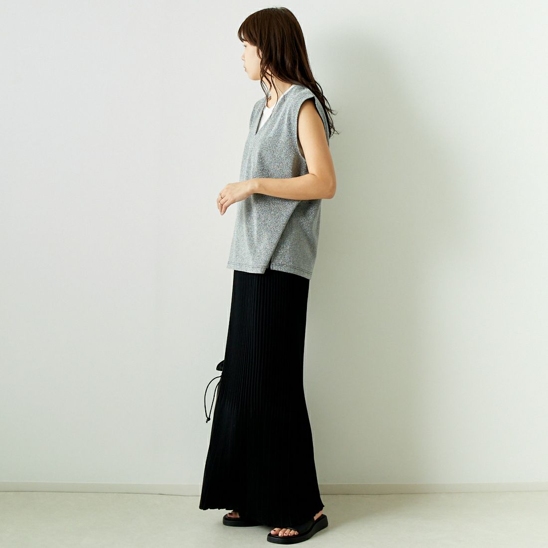 Jf Ready Made [ジェイエフレディメイド] ラメVネックベスト [8546355-01] 19 ｼﾙﾊﾞｰ &&モデル身長：167cm 着用サイズ：F&&