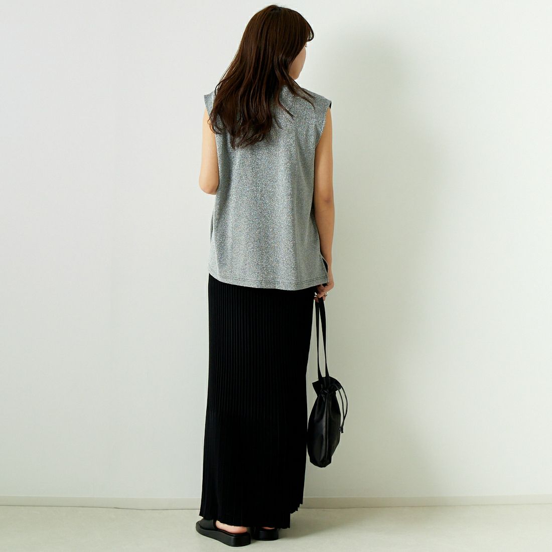 Jf Ready Made [ジェイエフレディメイド] ラメVネックベスト [8546355-01] 19 ｼﾙﾊﾞｰ &&モデル身長：167cm 着用サイズ：F&&