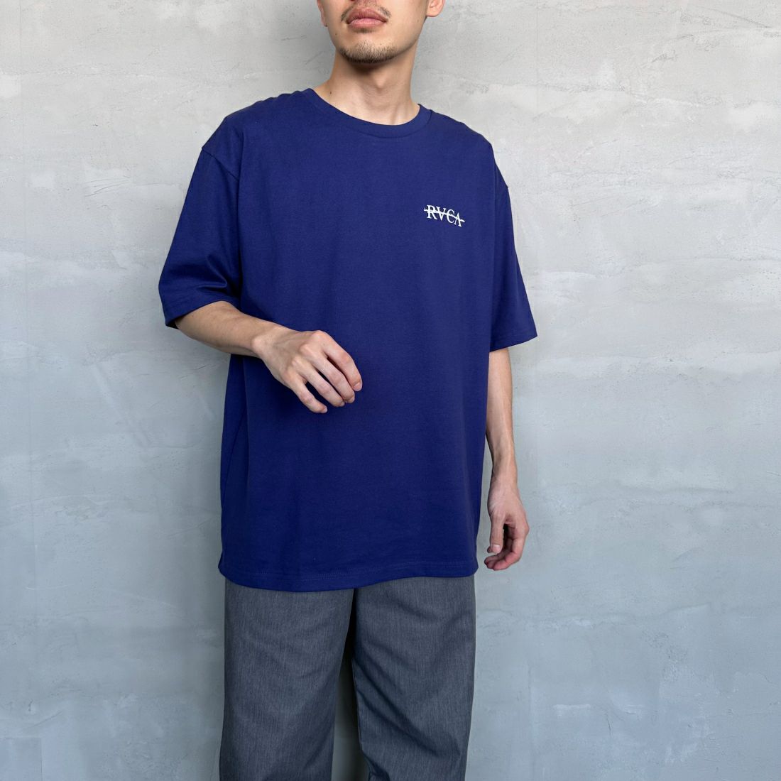 RVCA [ルーカ] SERIF Tシャツ [BE04A231] PRRO &&モデル身長：168cm 着用サイズ：M&&