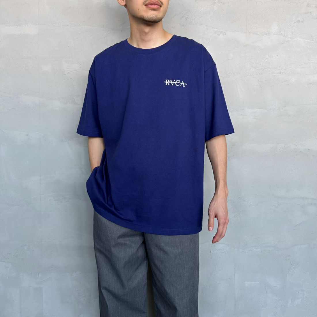 RVCA [ルーカ] SERIF Tシャツ [BE04A231] PRRO &&モデル身長：168cm 着用サイズ：M&&