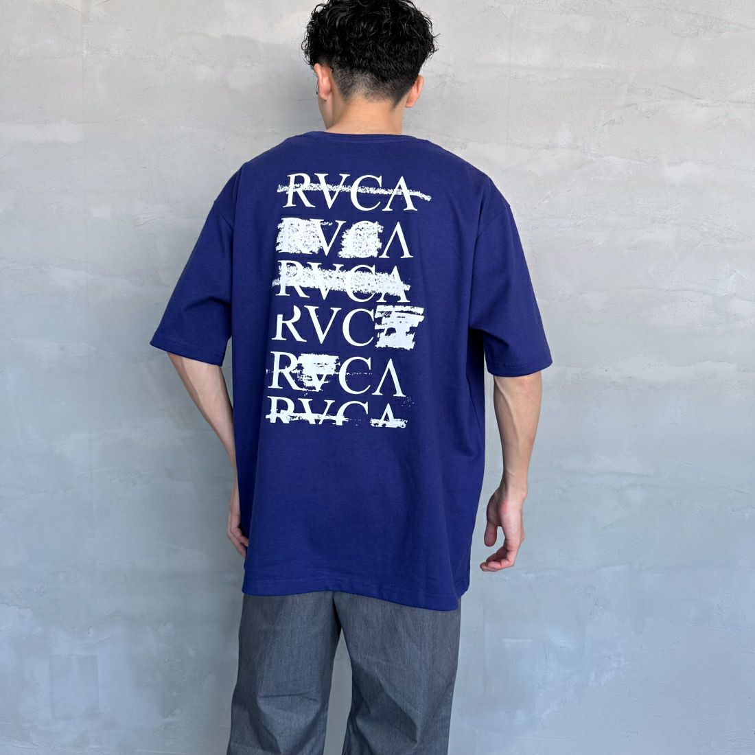 RVCA [ルーカ] SERIF Tシャツ [BE04A231] PRRO &&モデル身長：168cm 着用サイズ：M&&