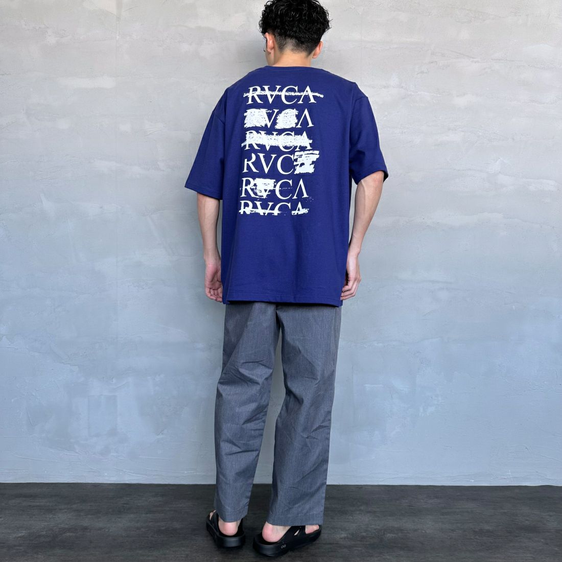 RVCA [ルーカ] SERIF Tシャツ [BE04A231] PRRO &&モデル身長：168cm 着用サイズ：M&&