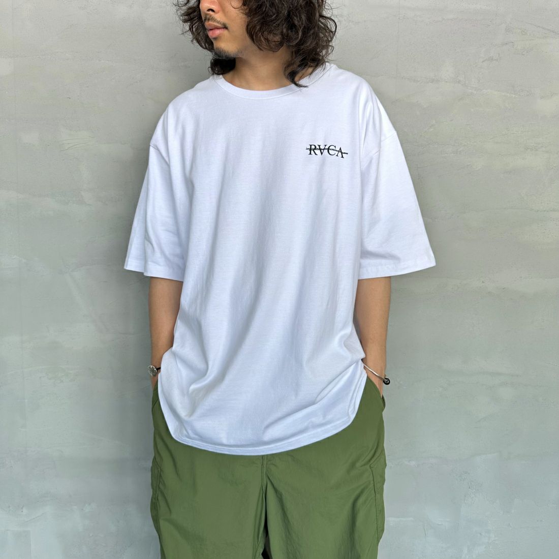 RVCA [ルーカ] SERIF Tシャツ [BE04A231] WHT &&モデル身長：173cm 着用サイズ：XL&&