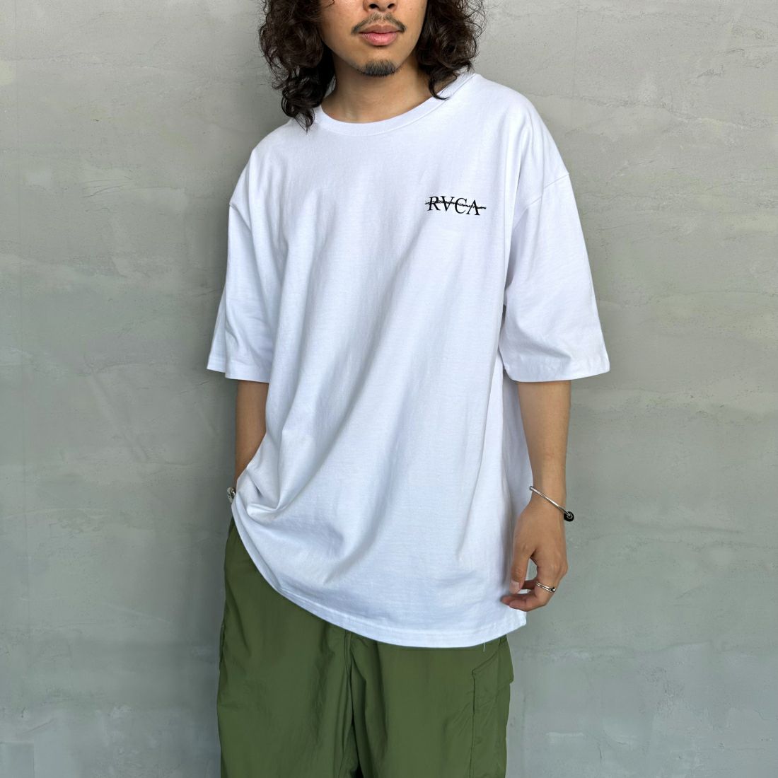 RVCA [ルーカ] SERIF Tシャツ [BE04A231] WHT &&モデル身長：173cm 着用サイズ：XL&&