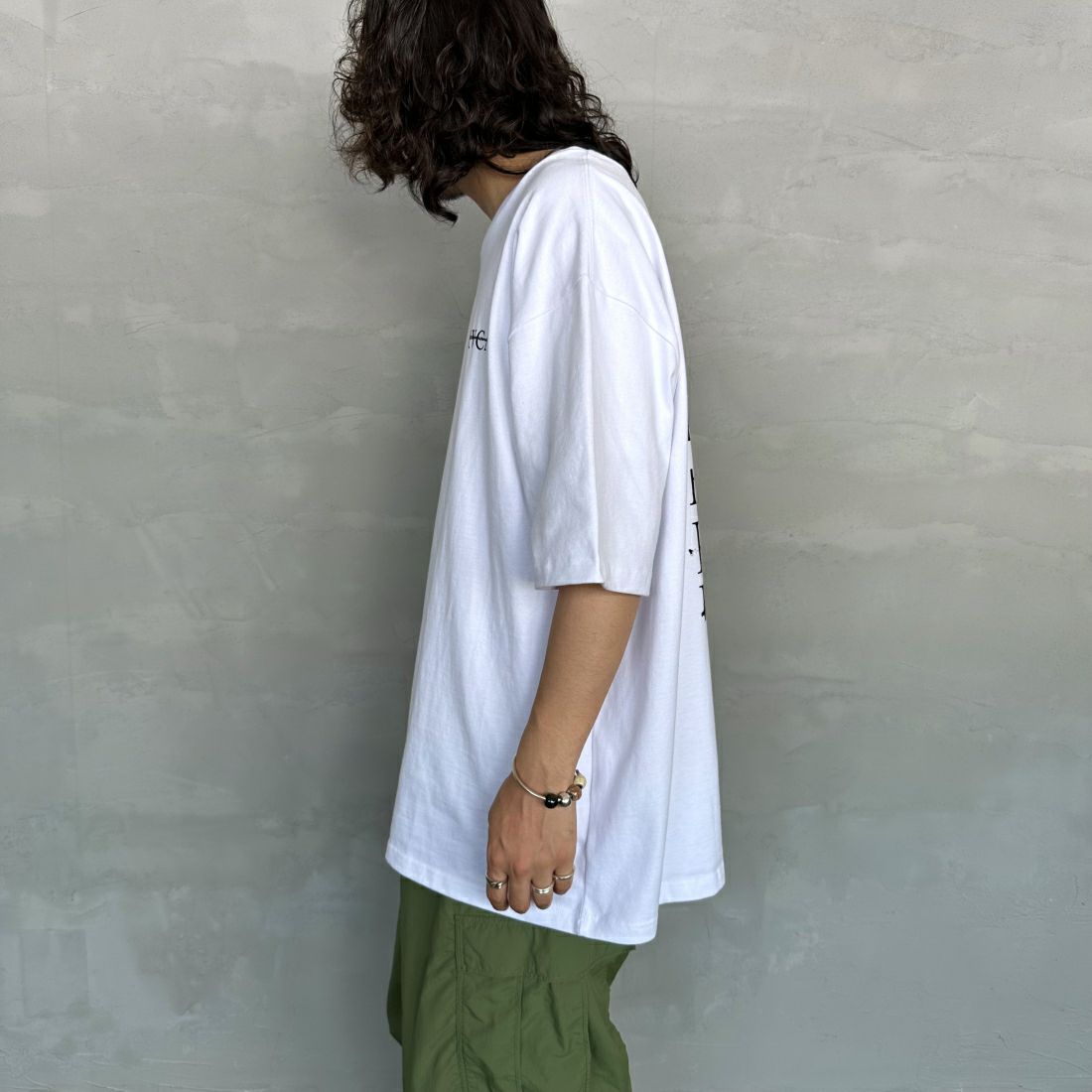 RVCA [ルーカ] SERIF Tシャツ [BE04A231] WHT &&モデル身長：173cm 着用サイズ：XL&&