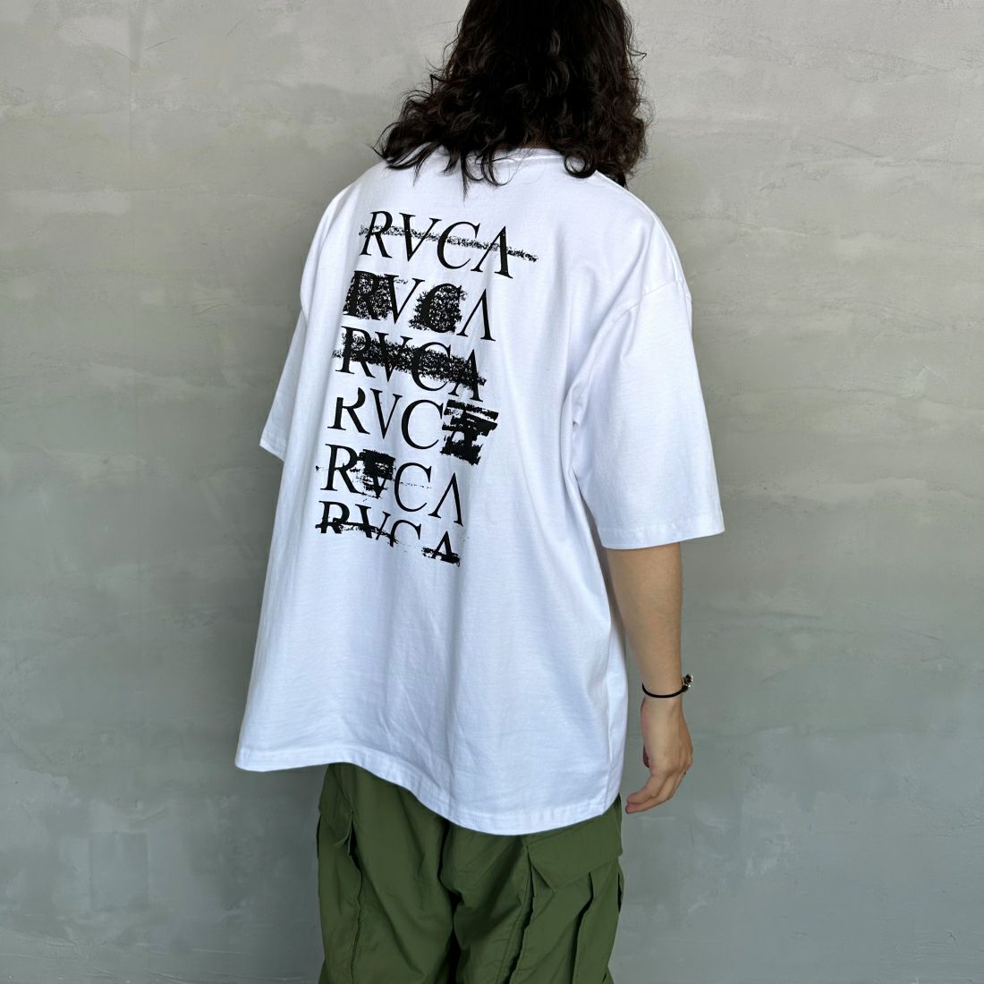 RVCA [ルーカ] SERIF Tシャツ [BE04A231] WHT &&モデル身長：173cm 着用サイズ：XL&&
