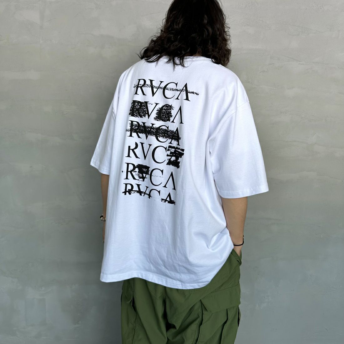RVCA [ルーカ] SERIF Tシャツ [BE04A231] WHT &&モデル身長：173cm 着用サイズ：XL&&