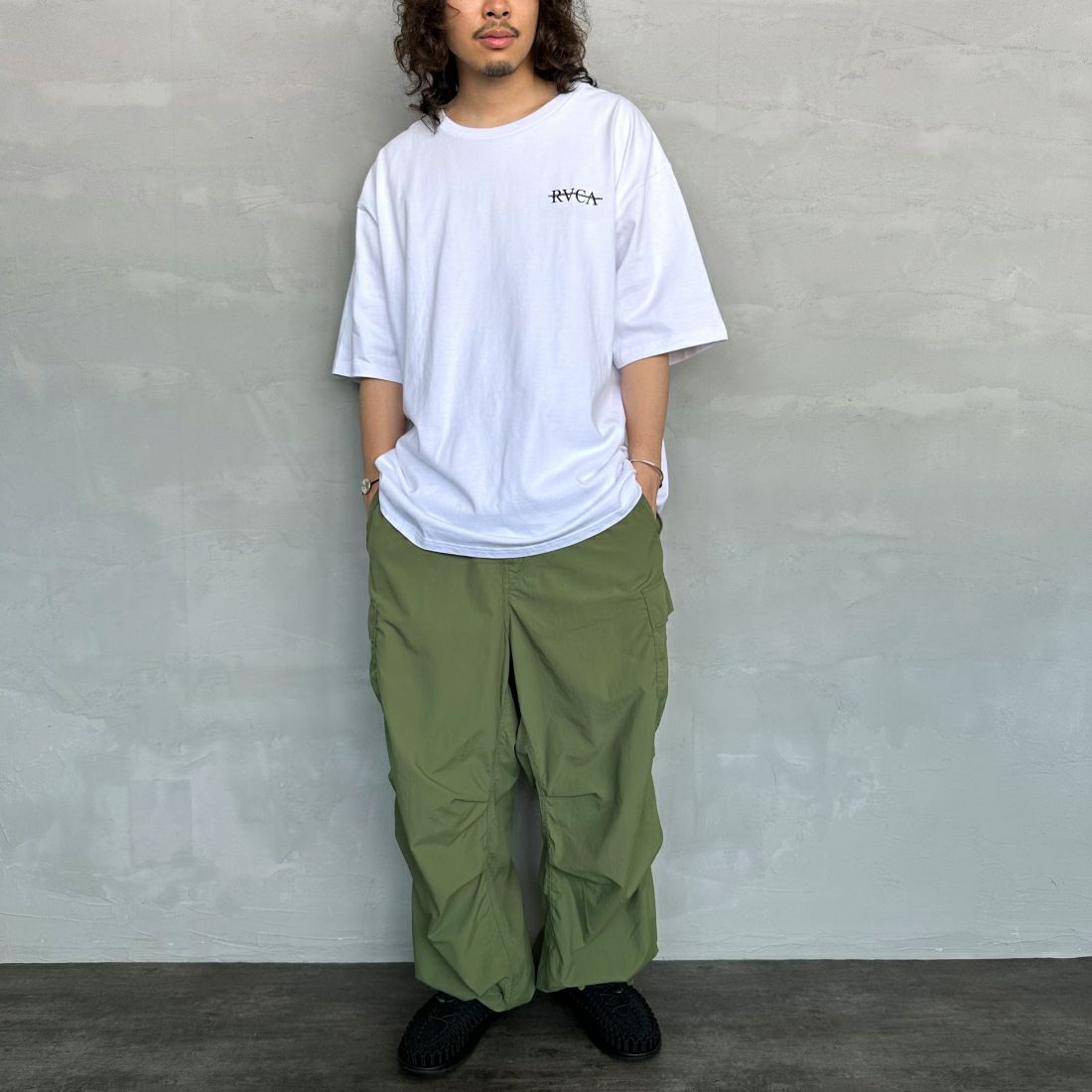 RVCA [ルーカ] SERIF Tシャツ [BE04A231] WHT &&モデル身長：173cm 着用サイズ：XL&&