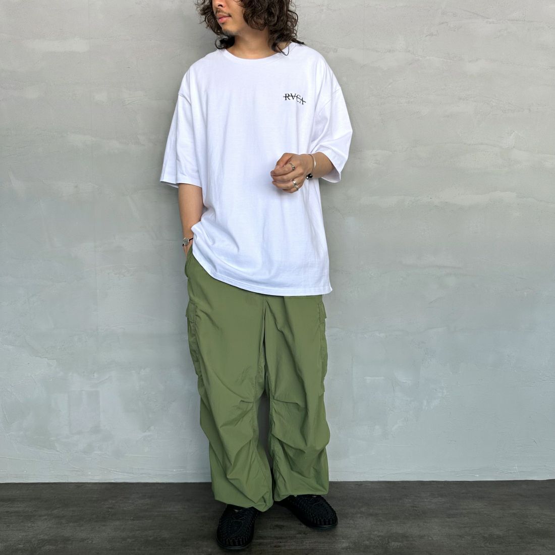 RVCA [ルーカ] SERIF Tシャツ [BE04A231] WHT &&モデル身長：173cm 着用サイズ：XL&&