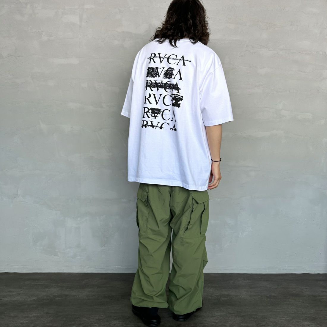 RVCA [ルーカ] SERIF Tシャツ [BE04A231] WHT &&モデル身長：173cm 着用サイズ：XL&&