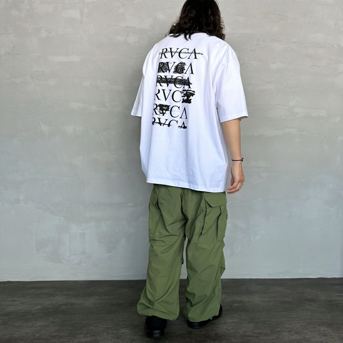 RVCA [ルーカ] SERIF Tシャツ [BE04A231] WHT &&モデル身長：173cm 着用サイズ：XL&&