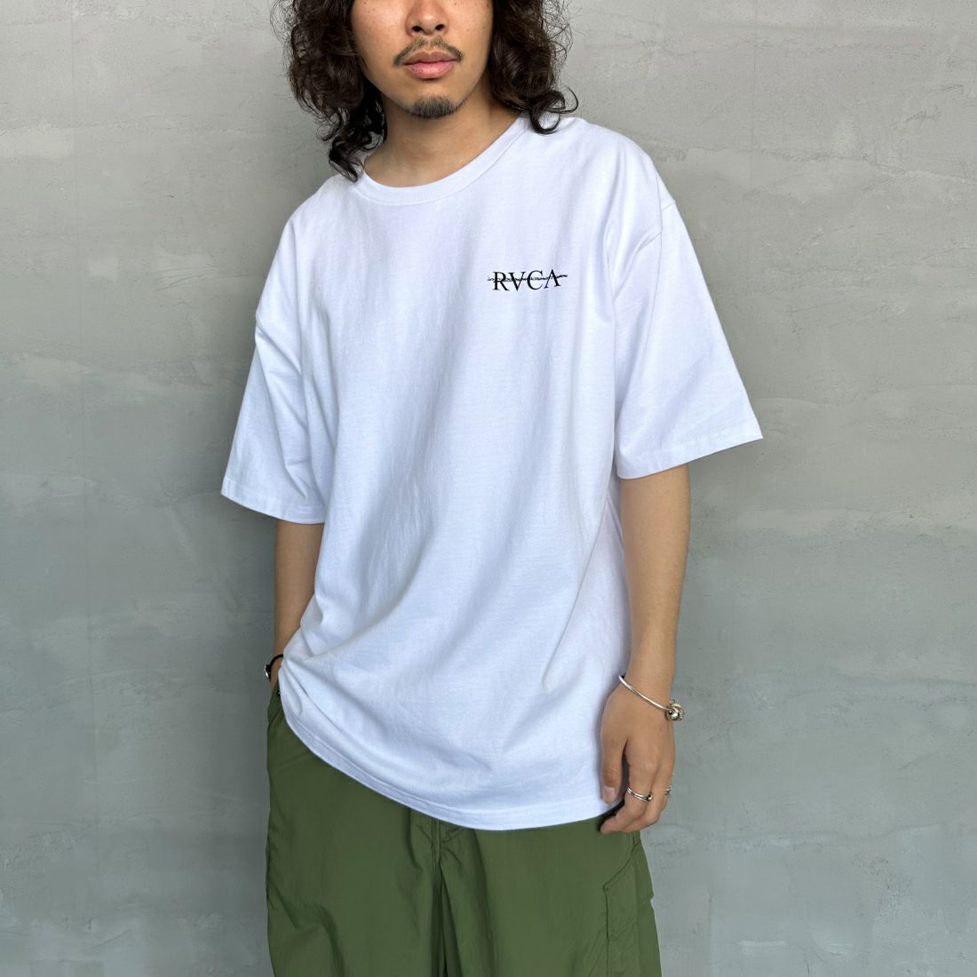 RVCA [ルーカ] SERIF Tシャツ [BE04A231] WHT &&モデル身長：173cm 着用サイズ：L&&
